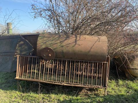 Eladó birka etetők tartállyal
