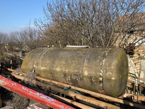 Eladó két szántóföldi permetezőgép