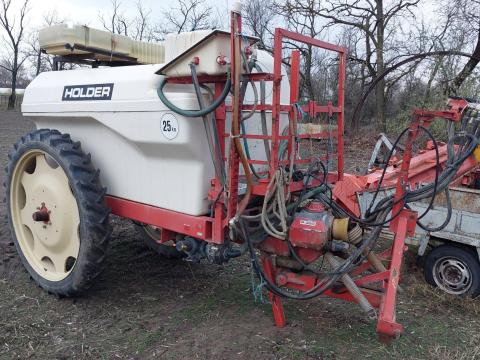 Eladó Holder vontatott szántóföldi permetező 2700 literes