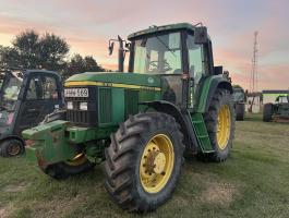 John Deere 6910