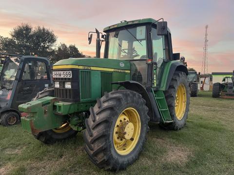 John Deere 6910