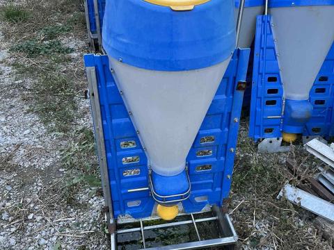 Eladó sertés önetető