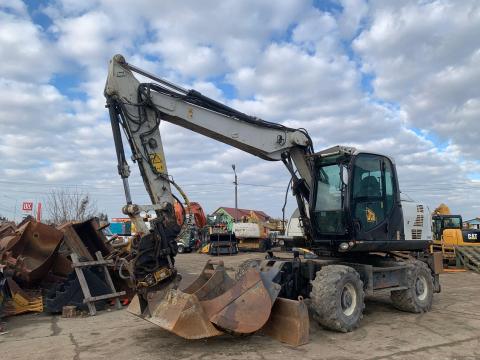 JCB JS145W+Engcon Rototilt EC219 gumikerekes kotró