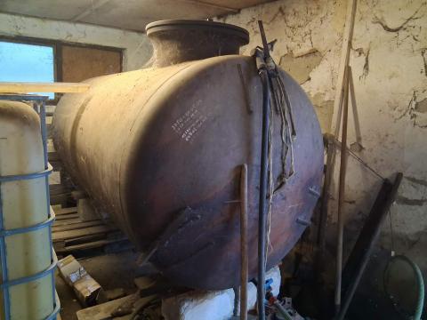 3000 literes gázolajtartály tankolópisztollyal és mérőórával