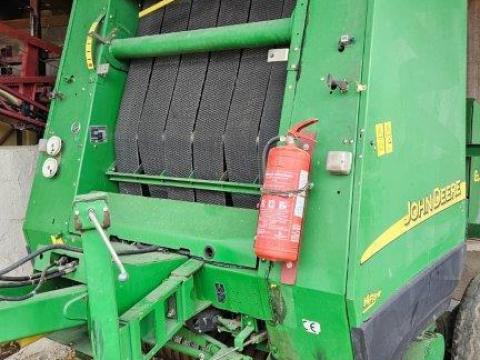 John Deere körbálázó eladó (hevederes 582, Cover Edge hálókötés, High Flow rendfelszedő)