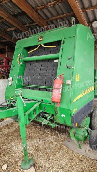 John Deere körbálázó eladó (hevederes 582, Cover Edge hálókötés, High Flow rendfelszedő)