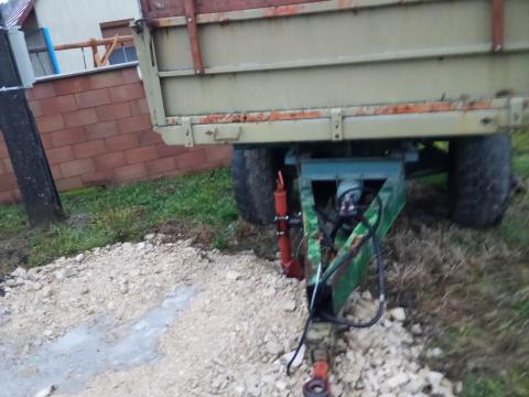 Pótkocsi, három oldalra billenő, jó fékkel és világítással