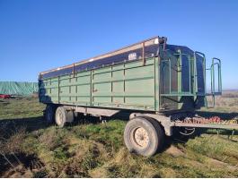 Pótkocsi eladó – 8,2 m hosszú, légrugós, ponyvás