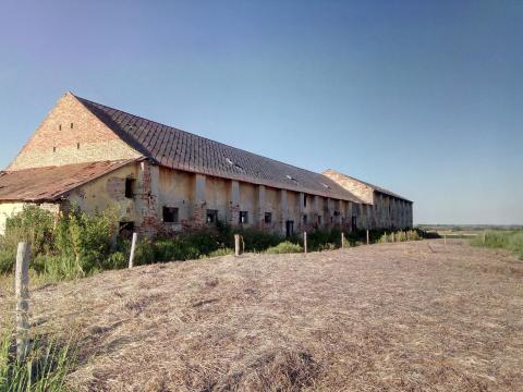 Eladó 1000 nm alapterületű istálló 1 ha területen