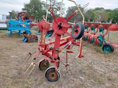 Eladó PZ Fanex 400 függesztett rendterítő Eladó PZ Fanex 400 függesztett rendterítő