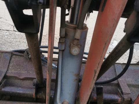 Eladó homlokrakodó