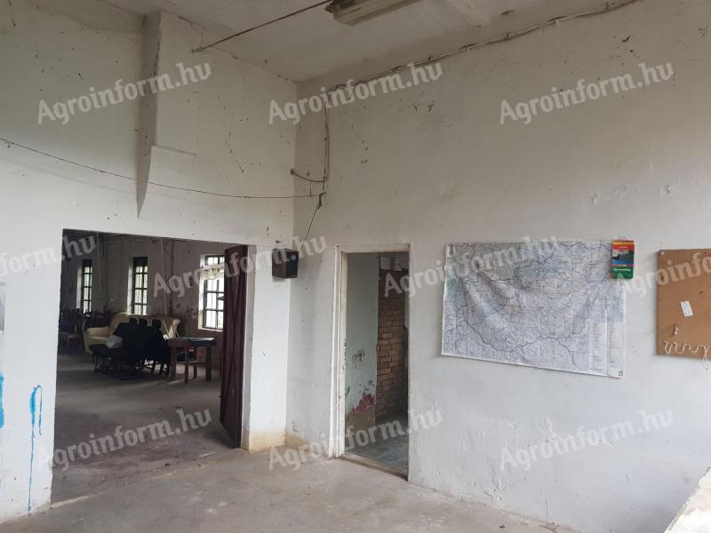 360 m2 telephely (műhely,  raktár) 3000 m2 Gksz telken