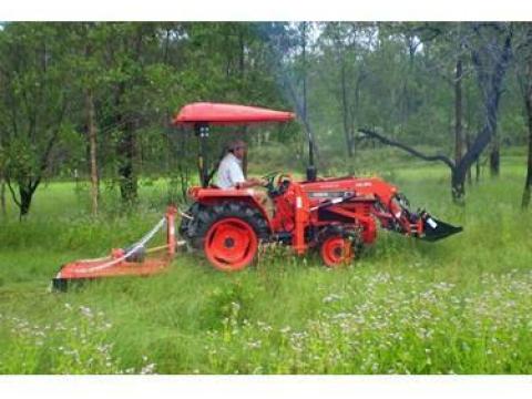 Fűkaszálás traktorral, japán kistraktorral, kézi-gépi fűkaszálás többéves tapasztalattal ipari területeken és napelemparkokban