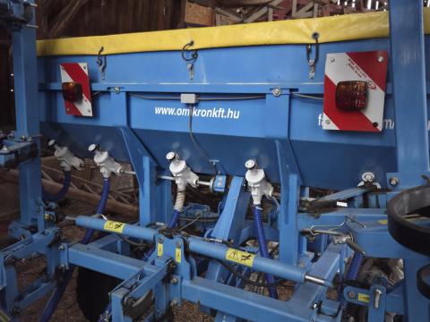 700 kg-os műtrágyatartály sorközművelőre 700 kg-os műtrágyatartály sorközművelőre