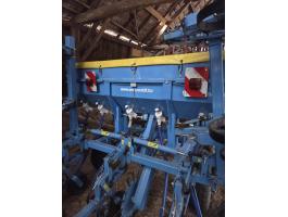 700 kg-os műtrágyatartály sorközművelőre