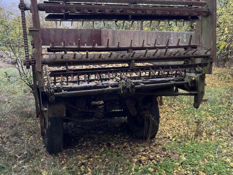 Eladó két tengelyes szerves trágyaszóró pótkocsi