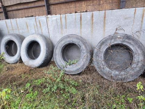 385x65 R22.5 ingyen elvihető gumiabroncsok 385x65 R22.5 ingyen elvihető gumiabroncsok