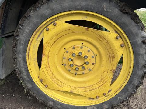 Ápolókerék 230/95R44 John Deere eladó vagy cserélhető nagyobb méretre Ápolókerék 230/95R44 John Deere eladó vagy cserélhető nagyobb méretre