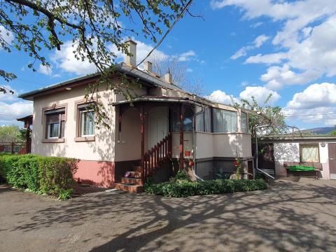 A Mátra lábánál Gyöngyösorosziban,  gazdálkodásra alkalmas 95 négyzetméteres családi ház ipari árammal,  fúrt kúttal,  2588 nm telekkel,  plusz 2 hektár 28 aranykoronás szántóval ELADÓ