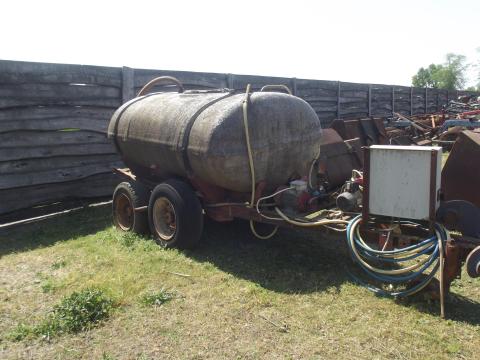 Eladó vontatott 2000 l-es tartály Eladó vontatott 2000 l-es tartály