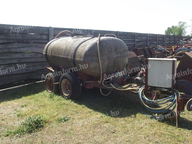 Eladó vontatott 2000 l-es tartály