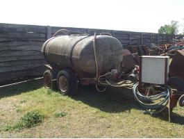 Eladó vontatott 2000 l-es tartály