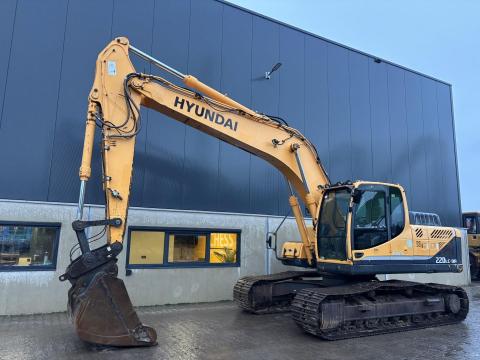 Hyundai R220LC-9A / 2014 / 8 784 üzemóra / Lízing 20%-tól