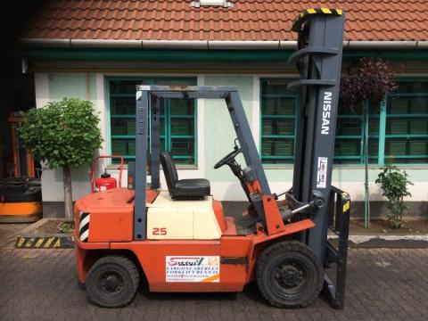 Nissan 2,5 tonnás diesel targonca (V-2629)