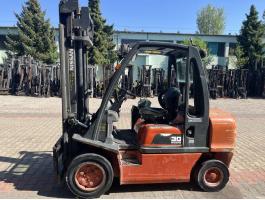 Nissan 3 tonnás diesel targonca (V-4181)