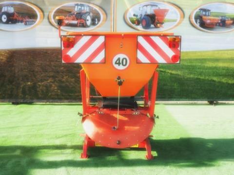 Dexwal PK függesztett sószórók 550–1200 literes tartállyal