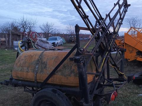 Novor 1000 l vontatott vegyszerező eladó