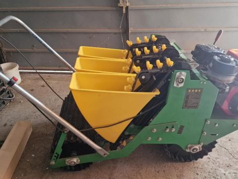 Fokhagyma / dughagyma ültető önjáró Fokhagyma / dughagyma ültető önjáró