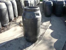 Műanyag hordók tetővel