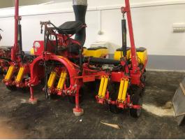 Väderstad Tempo 6 vetőgép + Precision Planting FurrowForce + Kuhn front műtrágya-adapter