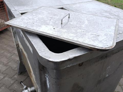 900 literes zárt tartály tetővel és leeresztő csappal eladó