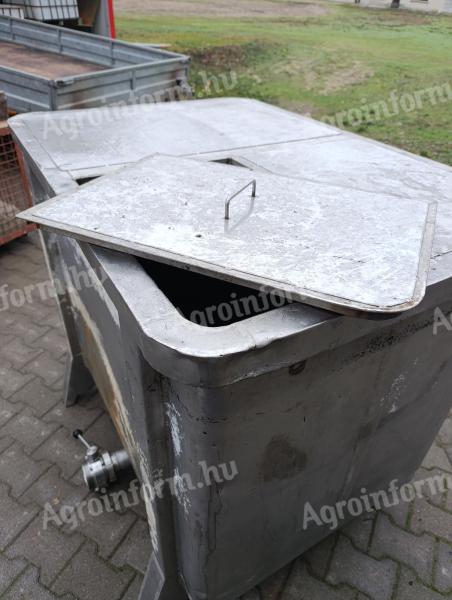 900 literes zárt tartály tetővel és leeresztő csappal eladó