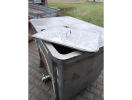 900 literes zárt tartály tetővel és leeresztő csappal eladó