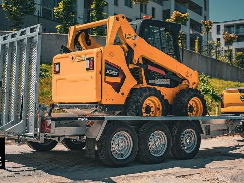 Új SEBAL Bau 400 S – 3 tengelyes (395 x 180 cm) gépszállító utánfutó, extra erős 3 x 1350 kg-os tengellyel, forgalomba helyezve, rendszámmal – bruttó 2 779 000 Ft