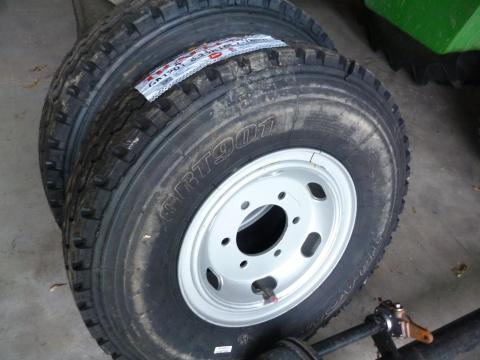 8.25 R16 2 db gumiabroncs felnire szerelve 8.25 R16 2 db gumiabroncs felnire szerelve