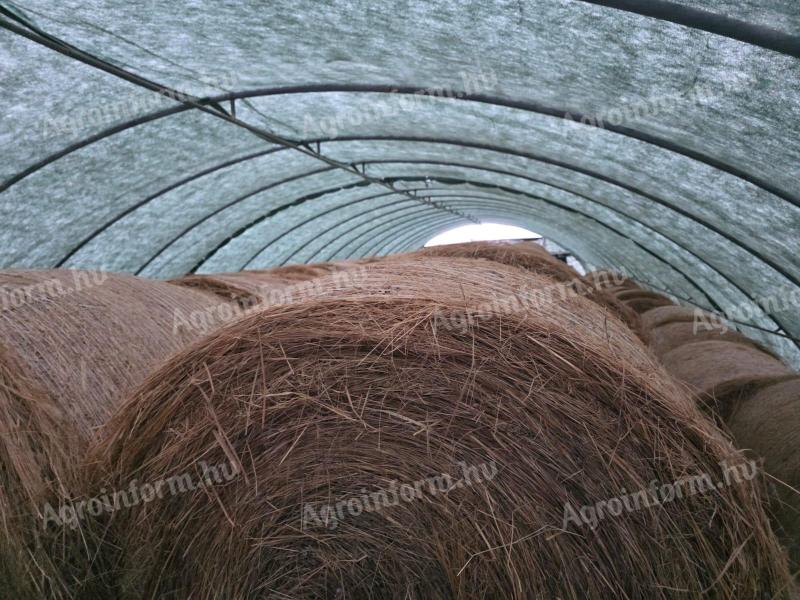 Széna pajtában tárolt nagy tételben