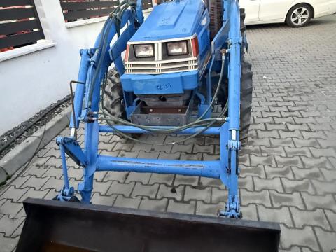 Eladó Japán Traktor Iseki TU 24 homlokrakodóval