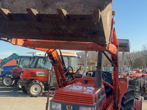 Eladó Kubota Sunshine japán traktor homlokrakodóval