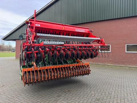 GASPARDO NINA 300, 3 MÉTERES DUPLATÁRCSÁS VETŐGÉP,  AMAZONE KE 303-170, 3 MÉTERES FORGÓBORONÁRA FÜGGESZTVE MEGKÍMÉLT,  KEVESET HASZNÁLT