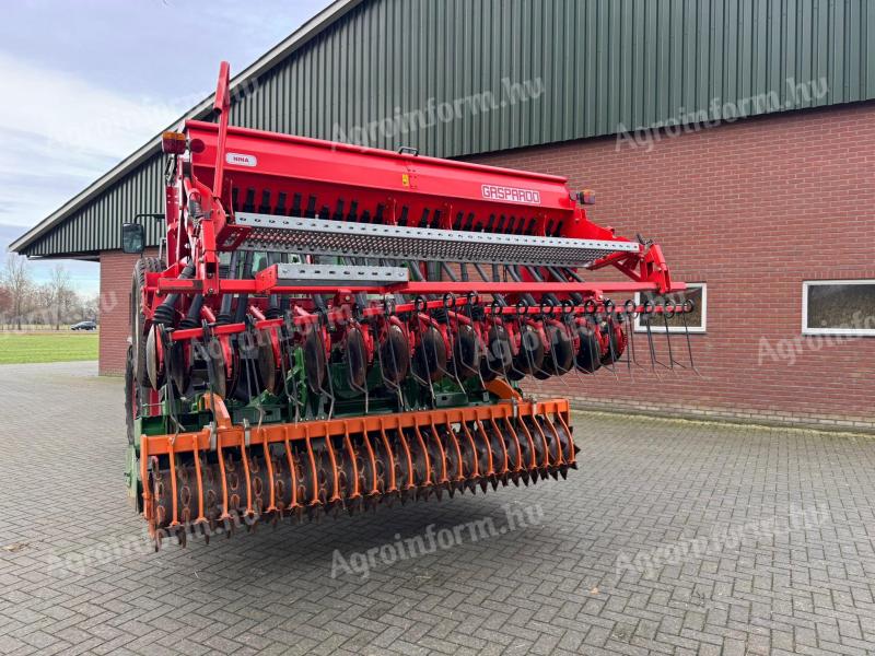 GASPARDO NINA 300, 3 MÉTERES DUPLATÁRCSÁS VETŐGÉP,  AMAZONE KE 303-170, 3 MÉTERES FORGÓBORONÁRA FÜGGESZTVE MEGKÍMÉLT,  KEVESET HASZNÁLT