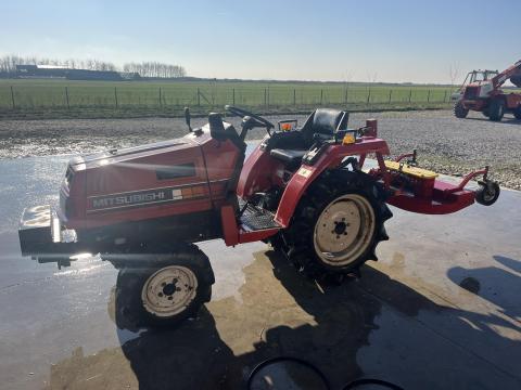 Eladó 4x4-es Mitsubishi kistraktor és tartozékai Eladó 4x4-es Mitsubishi kistraktor és tartozékai