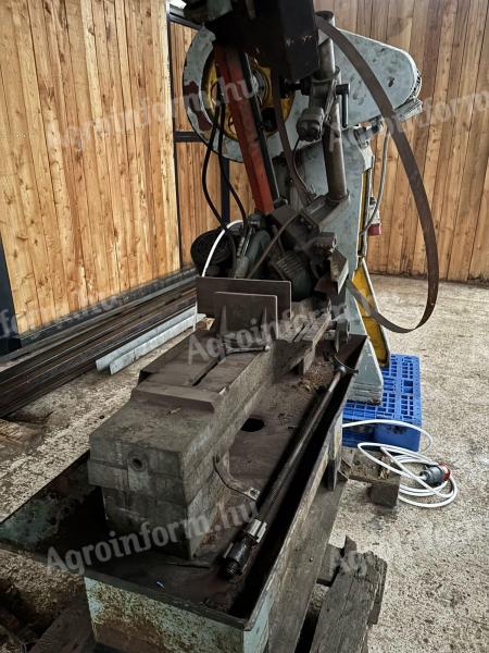 Fémvágó szallagfűrész