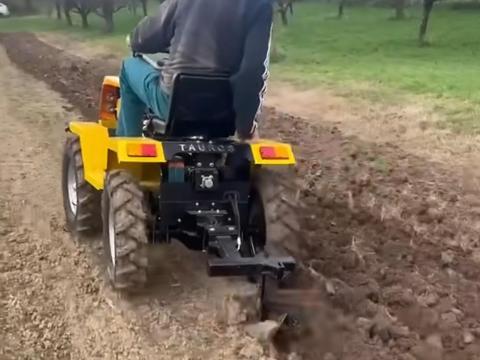 Tauros ZX 18 4x4, 18 LE-s kertészeti kistraktor ekével, szenzációsan kedvező áron, csupán 90 cm szélességben