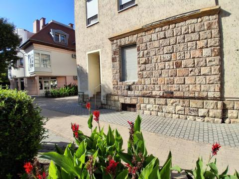 Eladó sokoldalúan hasznosítható ingatlan Szikszó szívében, a Fő tér közvetlen szomszédságában