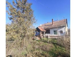 Eladó egybefüggő 9,6 hektáros terület ingatlanokkal együtt