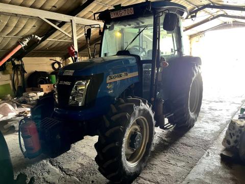 Solis 75 típusú, 90 LE-s traktor.